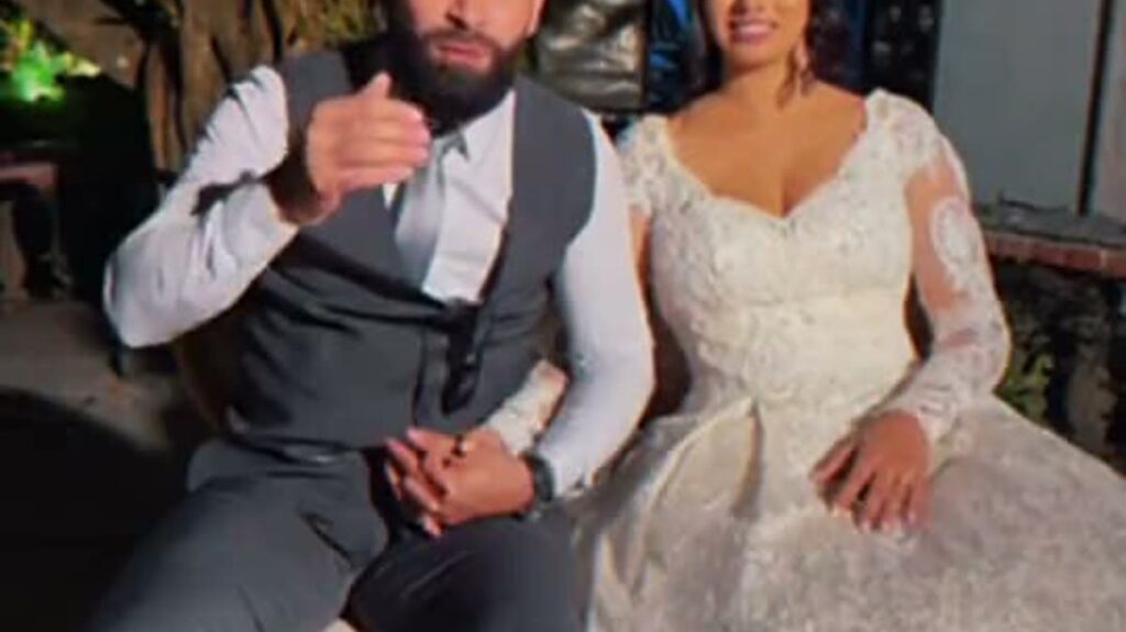 Casal em festa com bar de drinks e atendimento da Chapa Drinks
